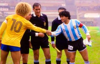Carlos Valderrama y Diego Maradona (q.e.p.d.), dos capitanes legendarios del fútbol suramericano en la Copa. FOTO Getty