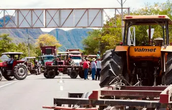 Pese a los diálogos, persisten bloqueos viales por paro arrocero. FOTO cortesía