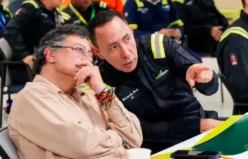 El presidente Gustavo Petro junto a Ricardo Roa, cuya licencia en Ecopetrol genera un fuerte revuelo en Colombia. FOTO CORTESÍA ECOPETROL