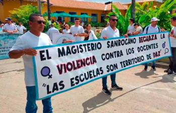 Los docentes y estudiantes de San Roque se movilizaron por sus calles para pedir justicia por lo sucedido con la docente y, de paso, exigir garantías para ejercer su labor con plena seguridad. FOTO: CORTESÍA