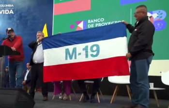 El presidente Petro mostrando una bandera del M19 en un colegio de Colombia. FOTO: Colprensa 