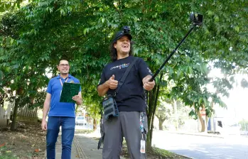 En la foto, de izquierda a derecha, aparecen Jorge Mario Valencia y Gustavo Blanco, los gestores del proyecto de Caminando Medellín. Foto: Cortesía TeleMedellín,