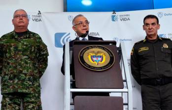 El ministro de Defensa, Iván Velásquez, junto al general Helder Giraldo (izquierda), comandante de las FF.MM.; y el general William Salamanca, director de la Policía. FOTO: CORTESÍA MINDEFENSA.