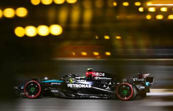 Lewis Hamilton (Mercedes) lideró la segunda tanda de prácticas libres de la Fórmula 1 en Baréin. FOTO: Tomada de X (antes Twitter) @F1