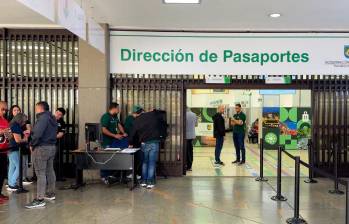 Los funcionarios devolvieron a los usuarios que llegaron buscando atención, debido al problema tecnológico. FOTO: Cortesía Gobernación