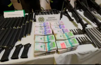 Fuera del arsenal había una buena cantidad de dinero en efectivo en los inmuebles que fueron allanados. FOTO TOMADA DE X