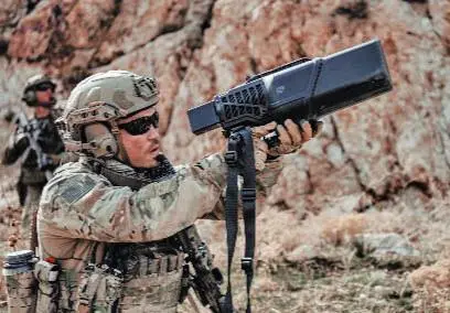 Este es el sistema DroneGun MK4 que compró el Ejército a una empresa australiana. Al apuntarle al dron, lo obliga a aterrizar. FOTO cortesía