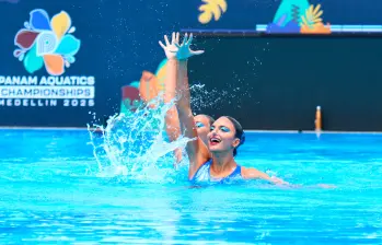 El equipo femenino de natación artística buscaba un lugar en el podio en las competencias que se disputaban, anoche, al cierre de esta edición. FOTO: Camilo Suárez