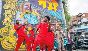 El Graffitour, en la comuna 13, es un proyecto de urbanismo social que reúne durante el año a miles de turistas alrededor de la música, los grafitis y otras expresiones de arte callejero. 2024. Foto: Esneyder Gutiérrez. El Graffitour, en la comuna 13, es un proyecto de urbanismo social que reúne durante el año a miles de turistas alrededor de la música, los grafitis y otras expresiones de arte callejero. 2024. Foto: Esneyder Gutiérrez.