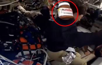 El 6 de abril de 2026, durante una transmisión en vivo oficial de la NASA desde la cápsula Orion, un frasco de Nutella apareció flotando en microgravedad frente a la cámara, justo cuando la nave alcanzaba un récord histórico de distancia con la Tierra (más de 406.000 km, superando al Apolo 13). FOTO: Tomada de video de NASA.