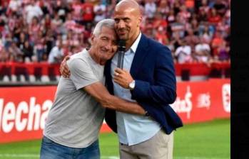 Juan Ramón Verón junto a su hijo, el también futbolista Juan Sebastián, en uno de los momentos que compartieron juntos en un estadio. FOTO TOMADA X @escueladelbidon