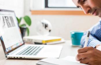 Persona ingresando al portal de Magneto Empleos para aplicar a las más de 180.000 ofertas laborales. FOTO: GETTY