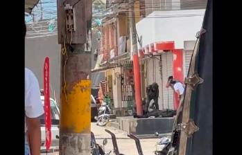 Un ciudadano registró con su celular la escena del crimen en Morales, Cauca. FOTO: Captura de video