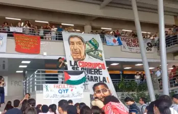 Estudiantes protestando en contra del nuevo rector de la Universidad del Atlántico, Leyton Daniel Barrios Torres. FOTO: CAPTURA DE VIDEO  Estudiantes protestando en contra del nuevo rector de la Universidad del Atlántico, Leyton Daniel Barrios Torres. FOTO: CAPTURA DE VIDEO