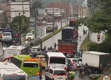 Transportadores Bloquean Parcialmente La Autopista Medell N Bogot En