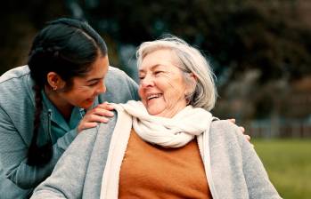 La conversación, según expertos, ayuda a que la persona adulta mayor le dé sentido a su vida y se sienta incluida. Escuchar y ser escuchado puede hasta tener un efecto terapéutico. FOTO GETTY