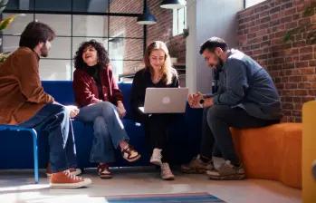Espacios como los de WeWork en Medellín y Bogotá ofrecen conectividad, salas privadas y áreas colaborativas, en respuesta a la nueva demanda del trabajo híbrido. FOTO: Cortesía