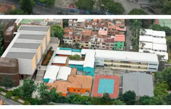 Arriba, estado actual del colegio de Robledo a intervenir. Abajo, posible diseño final de las obras adjudicadas. FOTO: Cortesía