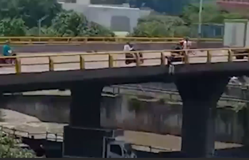 Mujer que se iba a lanzar de un puente en Medellín. FOTO: CAPTURA VIDEO
