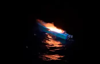 Así quedó la embarcación, luego de ser atacada con artillería pesada en aguas del Pacífico. FOTO: CORTESÍA @FoxNews