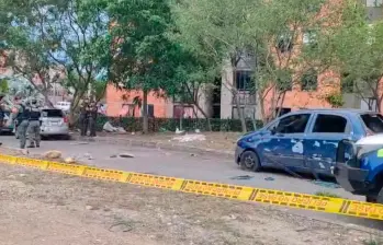 Varios vehículos sufrieron destrozos por la onda explosiva en la zona residencial de Cúcuta. FOTO: CORTESÍA.
