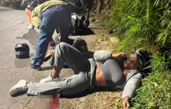 ¡Se fue contra un muro! Accidente en Robledo dejó dos heridos