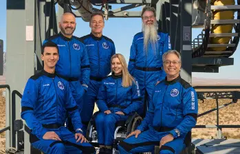 Michaela Benthaus se convirtió en la primera persona usuaria de silla de ruedas en viajar al espacio. FOTO: BLUE ORIGIN