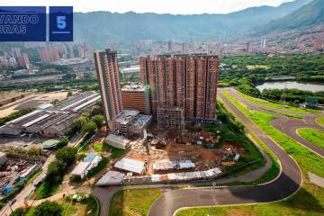Pero el autódromo tardó años en iniciar y los proyectos de vivienda comenzaron a instalarse en los terrenos aledaños, lo que significó un nuevo reto: tomar medidas reglamentarias para reducir la contaminación ambiental y auditiva, y lograr acuerdos con la comunidad para el desarrollo del escenario. En la foto, Conjunto Residencial La Vida es Bella, que colinda con las instalaciones de Central Park. 