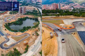 La construcción, finalmente, inició en el año 2019, pero los conflictos no tardaron en aparecer. Así, en medio de retrasos y algunas alertas por detrimento de patrimonio, Hernán acudió a la Contraloría General de la República. El entonces Contralor General de la República, Felipe Córdoba, visitó las instalaciones en agosto de 2021 y se encontró con que la obra avanzaba a paso muy lento. Desde entonces, se han abierto investigaciones e instalado mesas de diálogo, en las que sientan la veeduría ciudadana, la Gobernación, los contratistas y la Contraloría para proyectar el fin de la obra. En la foto, avances para el año 2020.