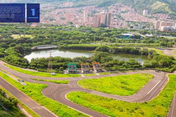 Más de 30 años han pasado en los que la obra Central Park se ha visto afectada por situaciones técnicas y jurídicas, licitaciones tardías, detrimento patrimonial y dificultades políticas y sociales. Una historia que pronto cambiará de rumbo gracias a los esfuerzos de la comunidad, en cabeza del ciudadano Hernán Cuartas, quien se propuso impulsar su ejecución total. La unión de voluntades administrativas y el control fiscal de la Contraloría General de la República permitieron que este espacio pase de estar “inconcluso” a un proyecto ad portas de transformar la realidad del territorio. En la foto, el estado actual de Central Park.
