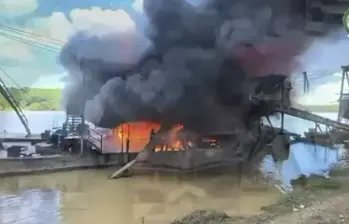 Dragas destruidas por el Ejército en el Bajo Cauca. FOTO: CAPTURA DE VIDEO POLICÍA