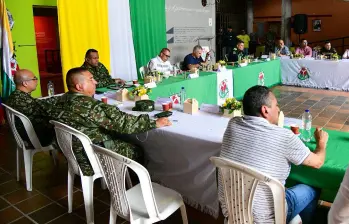 Consejo de seguridad en el Nordeste antioqueño liderado por el gobernador Andrés Julián Rendón. FOTO: GOBERNACIÓN DE ANTIOQUIA