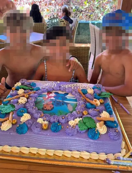 Pedro Rodríguez, exfutbolista del Barcelona, limitó los comentarios en sus redes tras ataques a su hijo por usar vestido y corona