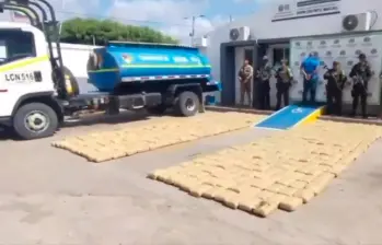 Este es el camión cisterna inmovilizado y los bloques de marihuana que transportaba entre Cauca y La Guajira. FOTO: CORTESÍA DE POLICÍA.