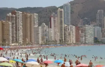 Con más de 80 rascacielos y 90.000 camas hoteleras, Benidorm se consolidó como epicentro del turismo de masas en España, ganándose el apodo de “Beniyork”. Getty Images. 