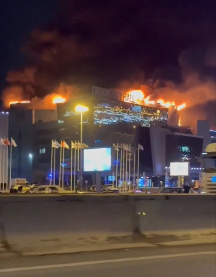El Crocus City Hall, donde ocurrió el ataque, es consumido por un incendio. FOTO: Captura de video