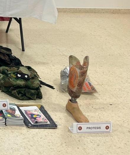 Esta fue la prótesis que las Fuerzas Militares le incautaron a “Ramiro” en Ituango, el pasado mes de diciembre. FOTO: CORTESÍA.