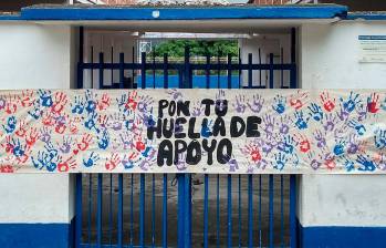 Los estudiantes colocaron varios carteles como este en el plantel. FOTO TOMADA DE REDES SOCIALES