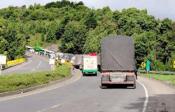 Las protestas tienen frenado al transporte de alimentos en varias zonas del país. FOTO cortesía Asoleche