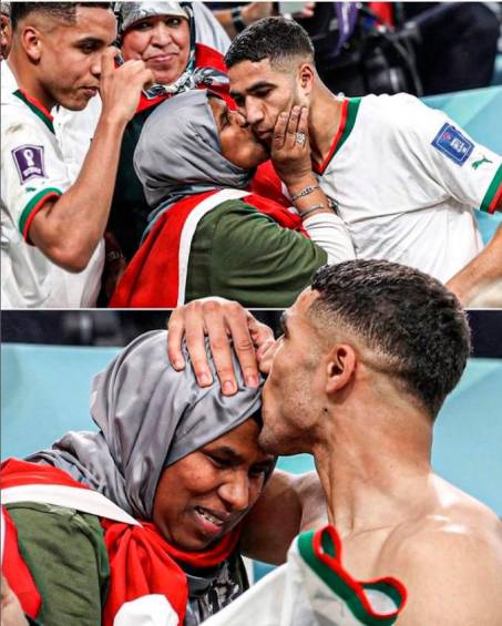 En la imagen se ve al jugador de Marruecos como celebra con su madre durante un juego del Mundial de Qatar. FOTO TOMADA DE@achrafhakimi