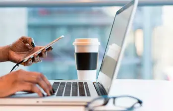 Personas buscan nuevas oportunidades en Magneto Empleos, plataforma que conecta talento con más de 150 empresas en Colombia. FOTO: GETTY