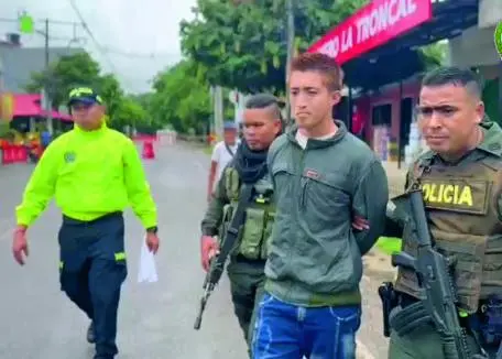 En la zona urbana de Caucasia las autoridades capturaron a Sebastián Chavarría Mazo, alias Guacha, uno de los presuntos cabecillas sicariales del Clan del Golfo. FOTO cortesía Policía Antioquia