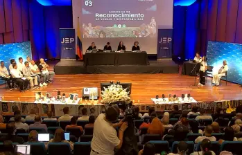 La audiencia fue convocada desde las 7:00 a. m. en el Auditorio Fundadores de la Universidad EAFIT. FOTO: JEP