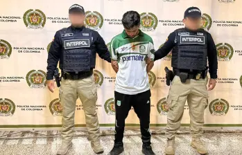 El hombre fue detenido por agentes de Interpol en el país. FOTO: imagen tomada de redes.