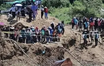 Habitantes de la zona se acercaron tras el fuerte estruendo después del deslizamiento en la mina. FOTO Cortesía Campi Noticias. 