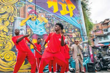 El Graffitour, en la comuna 13, es un proyecto de urbanismo social que reúne durante el año a miles de turistas alrededor de la música, los grafitis y otras expresiones de arte callejero. 2024. Foto: Esneyder Gutiérrez. El Graffitour, en la comuna 13, es un proyecto de urbanismo social que reúne durante el año a miles de turistas alrededor de la música, los grafitis y otras expresiones de arte callejero. 2024. Foto: Esneyder Gutiérrez.
