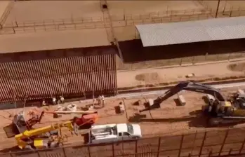 Maquinaria amarilla ayudando en la construcción del “muro secundario”. FOTO: REDES SOCIALES.