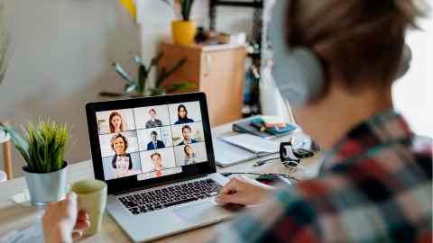 Entrevista virtual grupal de un trabajador remoto en su empresa. FOTO: GETTY