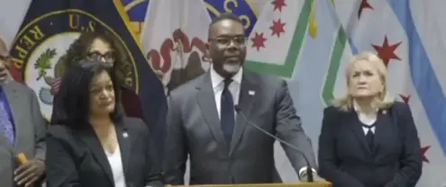 El alcalde de Chicago, Brandon Johnson, rechazó el uso del término “extranjero ilegal”, al que calificó de “racista y desagradable”, durante una rueda de prensa sobre la atención a migrantes. FOTO: captura de video. 