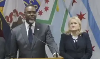 El alcalde de Chicago, Brandon Johnson, rechazó el uso del término “extranjero ilegal”, al que calificó de “racista y desagradable”, durante una rueda de prensa sobre la atención a migrantes. FOTO: captura de video.  El alcalde de Chicago, Brandon Johnson, rechazó el uso del término “extranjero ilegal”, al que calificó de “racista y desagradable”, durante una rueda de prensa sobre la atención a migrantes. FOTO: captura de video.